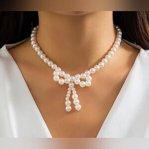 Elegant Pearl bow Necklace